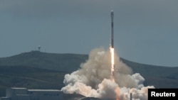 ARCHIVES - Décollage d'une fusée Falcon 9 de SpaceX à la base aérienne de Vandenberg, en Californie, aux États-Unis, le 22 mai 2018.