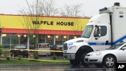 រថយន្ត​ប៉ូលិស​ចត​ចោល​នៅ​ខាង​ក្រៅ​ភោជនីយដ្ឋាន Waffle House នៅ​ក្នុង​ក្រុង Nashville រដ្ឋ Tennessee កាលពី​ថ្ងៃទី២២ ខែមេសា ឆ្នាំ២០១៨។