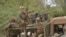马里士兵坐在在一辆架着机关枪的军车上在首都巴马科以北四百公里远的城镇迪亚巴雷街头巡逻