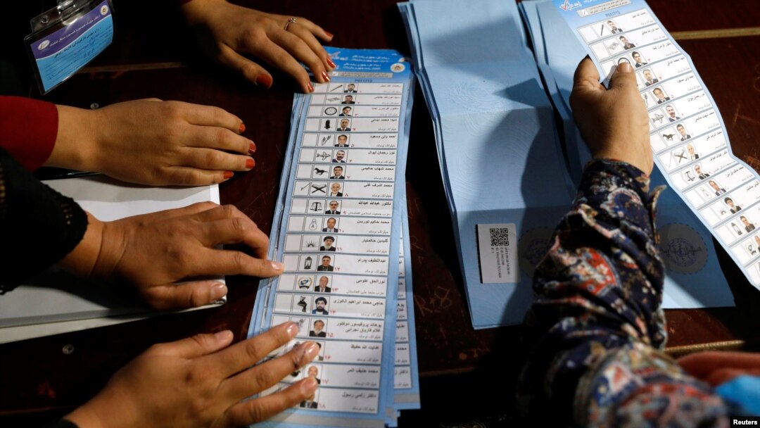 Para petugas KPU Afghanistan mulai menghitung surat suara hasil pilpres hari Sabtu 28/9. 