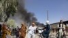 El humo se eleva después de los enfrentamientos entre los talibanes y el personal de seguridad afgano, en Kandahar, al suroeste de Kabul, Afganistán, el jueves 12 de agosto de 2021 (AP Photo / Sidiqullah Khan).