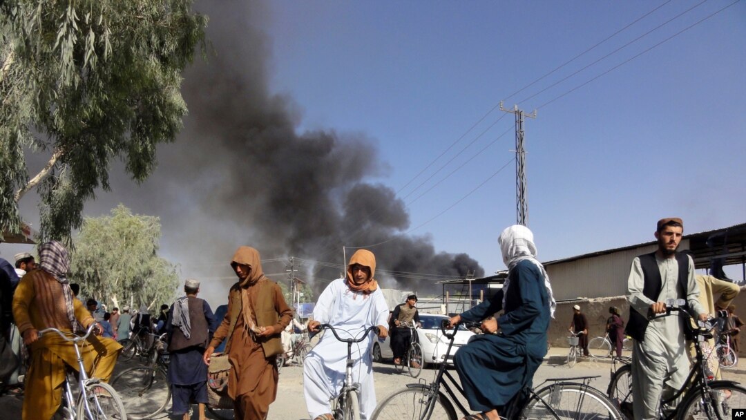 El humo se eleva después de los enfrentamientos entre los talibanes y el personal de seguridad afgano, en Kandahar, al suroeste de Kabul, Afganistán, el jueves 12 de agosto de 2021 (AP Photo / Sidiqullah Khan).