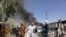 El humo se eleva después de los enfrentamientos entre los talibanes y el personal de seguridad afgano, en Kandahar, al suroeste de Kabul, Afganistán, el jueves 12 de agosto de 2021 (AP Photo / Sidiqullah Khan).