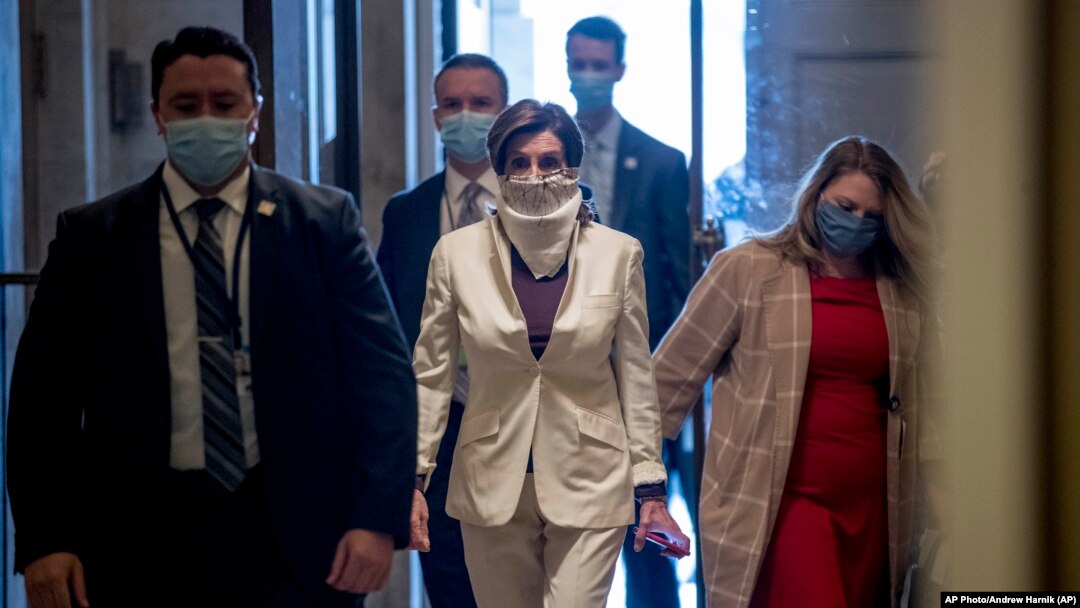 Ketua DPR Nancy Pelosi (tengah) tiba di gedung Kongres AS (foto: dok). 