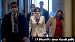 Ketua DPR Nancy Pelosi (tengah) tiba di gedung Kongres AS (foto: dok). 