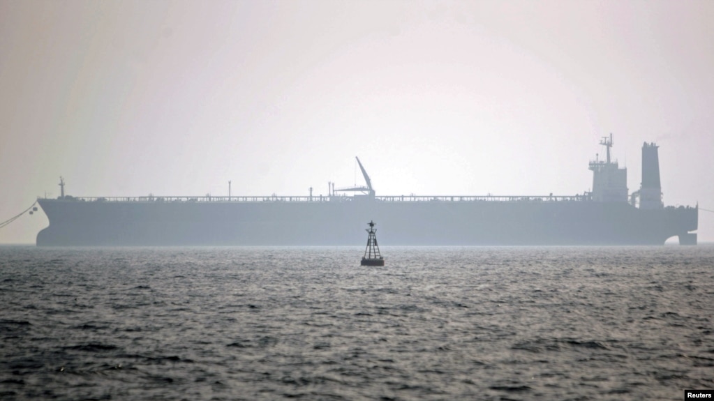 波斯湾一艘伊拉克油轮1月1日被发现有一枚水雷贴在船身一侧，船员已经紧急撤离。(photo:VOA)