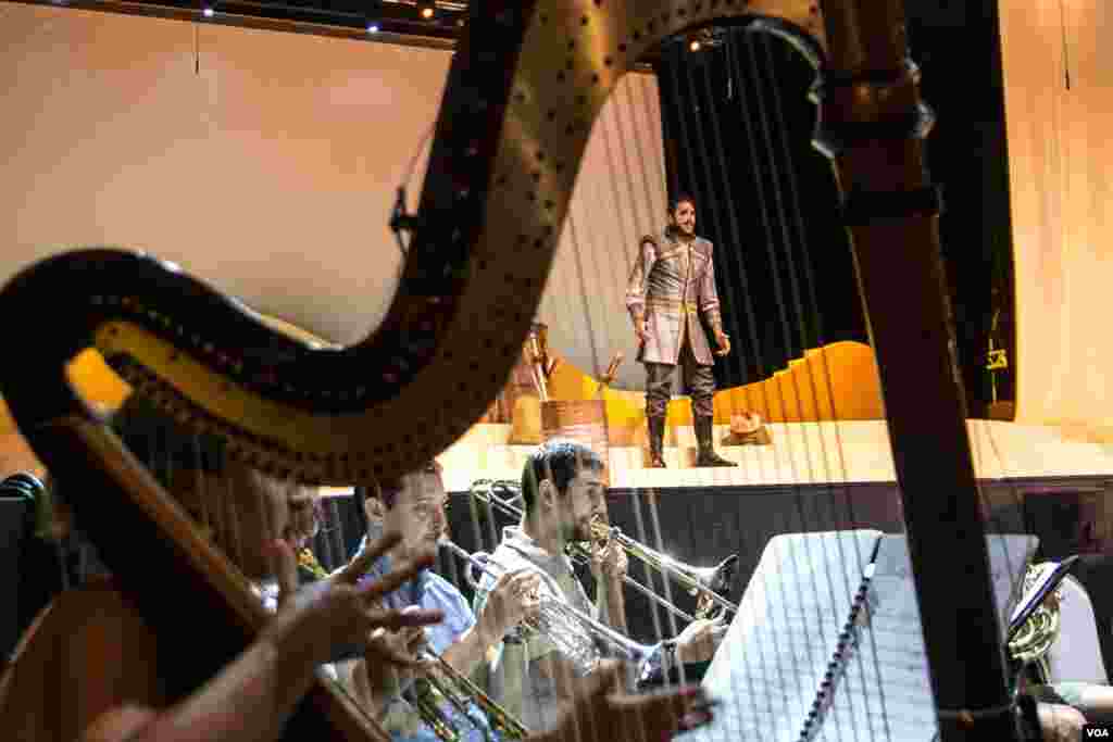 Orkestra untuk Antar dan Abla dilatih di Lebanese National Higher Conservatory for Music. (VOA/John Owens)