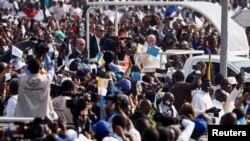 教宗方濟各在抵達剛果民主共和國首都金沙薩的恩多洛機場時向歡迎人群招手致意。（2023年2月1日）