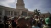 ARCHIVO - Una multitud protesta frente al Capitolio por la escasez de alimentos y los elevados precios de los mismos, el 11 de julio de 2021, en La Habana, Cuba.