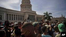 ARCHIVO - Una multitud protesta frente al Capitolio por la escasez de alimentos y los elevados precios de los mismos, el 11 de julio de 2021, en La Habana, Cuba.