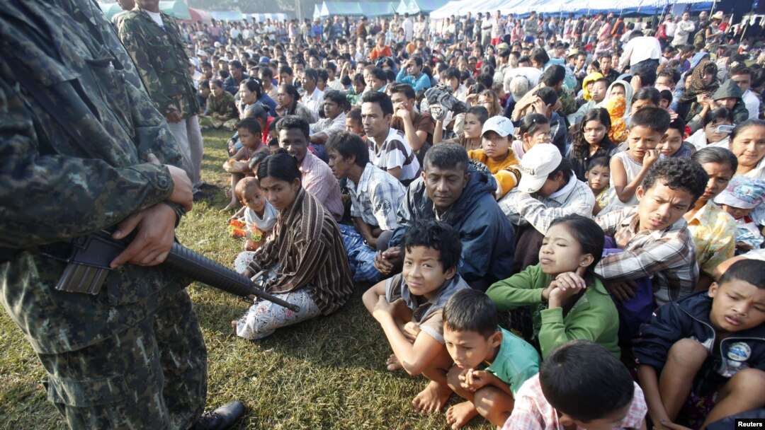 Tentara Thailand menjaga para pengungsi Burma di kota perbatasan Mae Sot (foto: dok). Human Rights Watch menuduh Thailand menelantarkan para pengungsi Burma di perbatasan. 