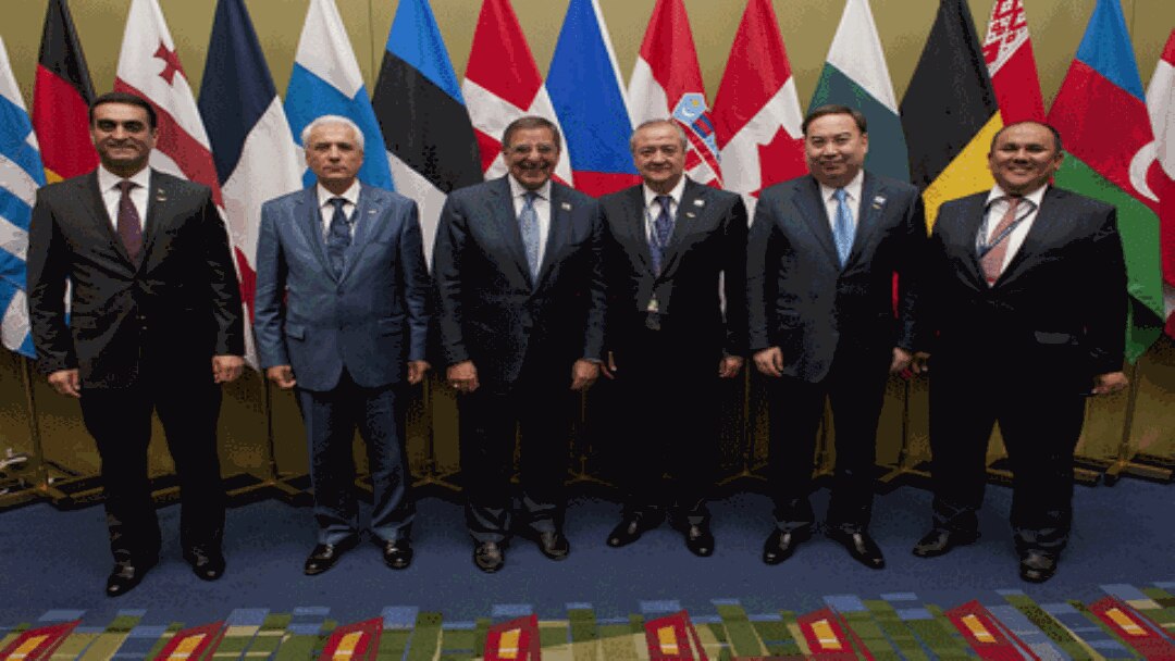 AQSh Mudofaa vaziri Leon Panetta Markaziy Osiyo tashqi ishlar vazirlari va diplomtlari bilan, 21-may, 2012
