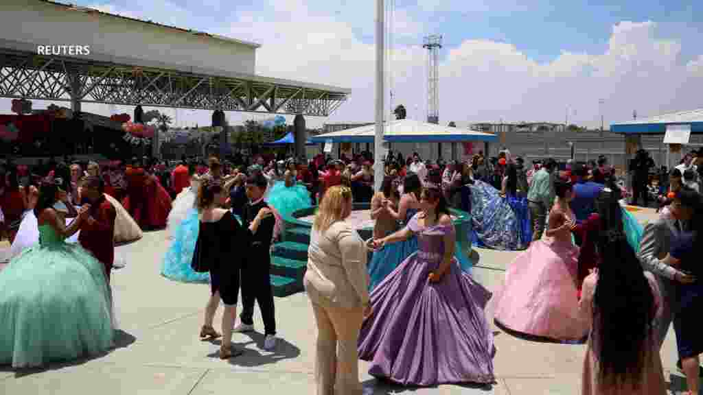 La fiesta fue amenizada por cantantes de reguetón e influenciadores virtuales populares entre los más jóvenes.