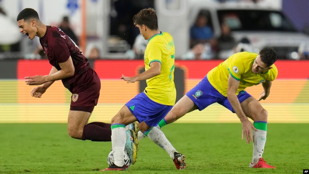 Kevin Kelsy, de la seleción venezolana, es derribado por el jugador brasileño Arthur Chaves en el juego entre ambos países en el torneo preolímpico, en Caracas, el 8 de febrero de 2024. Venezuela sigue con esperanzas de clasificar a París 2024.