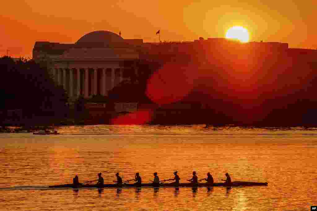 قایقرانی به هنگام طلوع آفتاب در رودخانه پوتوماکو نمایی از بنای یادبود توماس جفرسون در&nbsp; پایتخت آمریکا