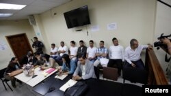 Los detenidos acusados de la muerte de la líder ambientalista indígena Berta Cáceres, llegan a la corte para su juicio en Tegucigalpa, Honduras, el 29 de noviembre de 2018.