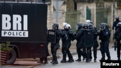 法國警方在巴黎北部挨家挨戶搜捕與星期三巴黎屠殺案有關的嫌疑人。
