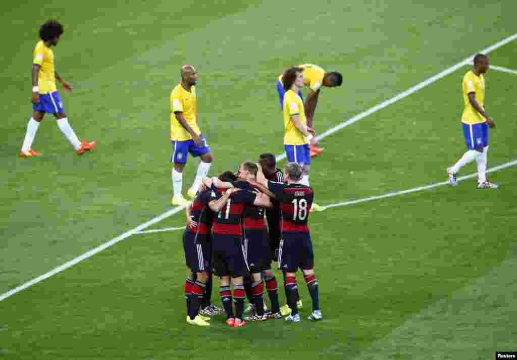 جرمنی کے کھلاڑی برازیل کے خلاف گول اسکور کرکے خوشی کا اظہار کر رہے ہیں
