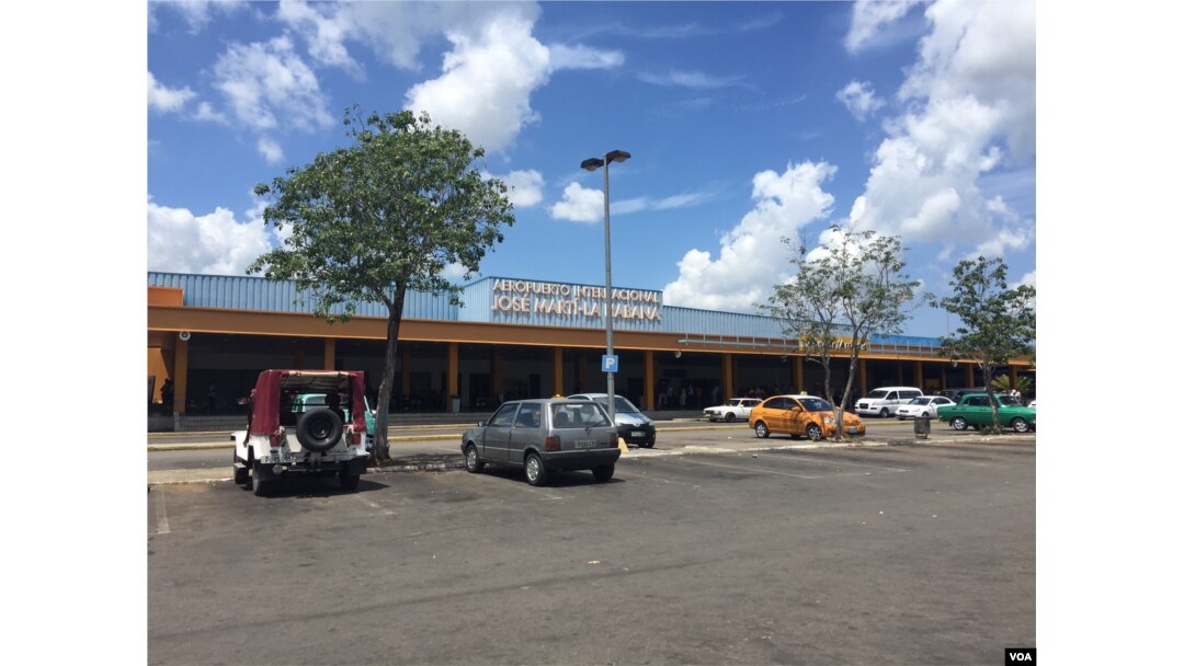 Outside Jose Martí International Airport of Havana, Cuba, Aug.13, 2015. (Celia Mendoza/VOA)