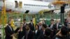 La secretaria de Comercio de Estados Unidos, Gina Raimondo, visita una planta de Boeing en Shanghái el 30 de agosto de 2023.