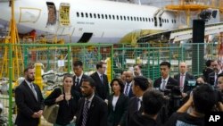 La secretaria de Comercio de Estados Unidos, Gina Raimondo, visita una planta de Boeing en Shanghái el 30 de agosto de 2023.