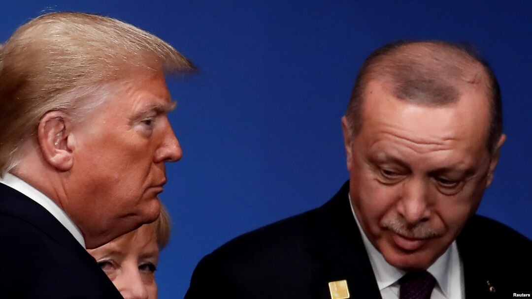 Presiden AS Donald Trump, Presiden Turki Tayyip Erdogan dan Kanselir Jerman Angela Merkel menghadiri kesempatan berfoto di KTT para pemimpin NATO di Watford, Inggris 4 Desember 2019. (Foto: Reuters/Christian Hartmann)