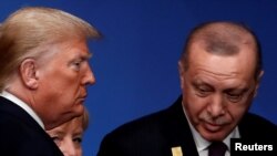 Presiden AS Donald Trump, Presiden Turki Tayyip Erdogan dan Kanselir Jerman Angela Merkel menghadiri kesempatan berfoto di KTT para pemimpin NATO di Watford, Inggris 4 Desember 2019. (Foto: Reuters/Christian Hartmann)