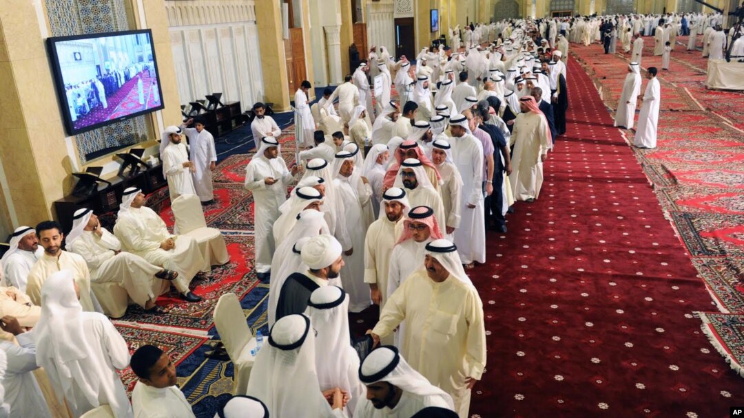 Warga Kuwait antri di Masjid Raya untuk memberi penghormatan dan menyampaikan ucapan belasungkawa pada keluarga para korban serangan kelompok IS di Masjid Syiah Imam Sadiq Mosque saat sholat Jum’at. Kuwait City, Kuwait (foto: AP Photo)
