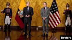 Энтони Блинкен и президент Эквадора Гильермо Лассо выступают перед СМИ в Кито, Эквадор, 19 октября 2021