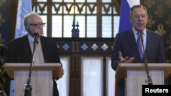 U.N.-Arab League peace mediator Lakhdar Brahimi (L) of Algeria and Russia's Foreign Minister Sergei Lavrov attend a joint news conference in Moscow, December 29, 2012.