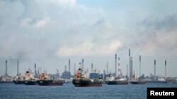 Kapal-kapal dagang berlabuh di Pulau Bukom, Singapura (foto: dok). Serangan perompak terus meningkat terhadap kapal-kapal dagang yang melewati selat Malaka.