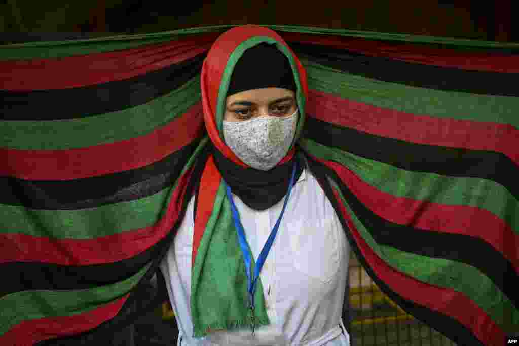 BMT Qochqinlar agentligi tashqarisida Tolibonga qarshi namoyishga chiqqan afg'onlar. Dehli, Hindiston. 