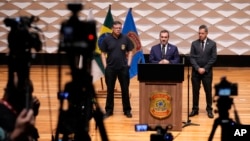 El director de la Policía Federal de Brasil Andrei Passos en conferencia de prensa acerca de la explosión afuera del Supremo Tribunal en Brasilia, el 14 de noviembre de 2024. (AP/Eraldo Peres)