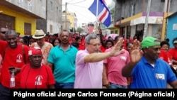 Le président cap-verdien Jorge Carlos Fonseca dans les rues de la capitale, à Praia, le 27 septembre 2016.