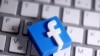 Logo Facebook di atas keyboard dalam foto ilustrasi, 25 Maret 2020. (Foto: Reuters)