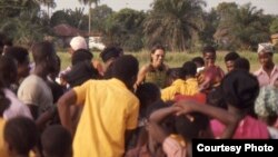 Bà Clarissa Bergeman, một người tình nguyện làm việc cho Peace Corps và các học sinh 