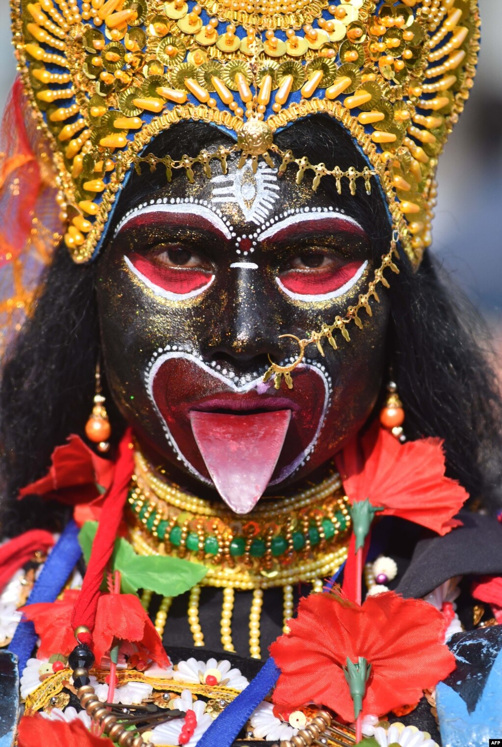 인도 구와하티 '카마크야' 사원에서 암부바치 축제가 열린 가운데 여성이 힌두교 신인 칼리신 분장을 하고 있다. 