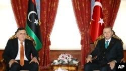 Presiden Turki Recep Tayyip Erdogan (kanan) dan Fayez al-Sarraj, Ketua Dewan Kepresidenan Libya berfoto setelah pertemuan, di Istanbul, 26 Februari 2018. (Foto: AP)