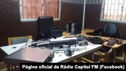 Instalações destruídas da Rádio Capital FM, Guiné-Bissau
