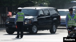 2018年5月4日，美中經貿磋商結束後，美國官員乘車離開美國駐華使館。