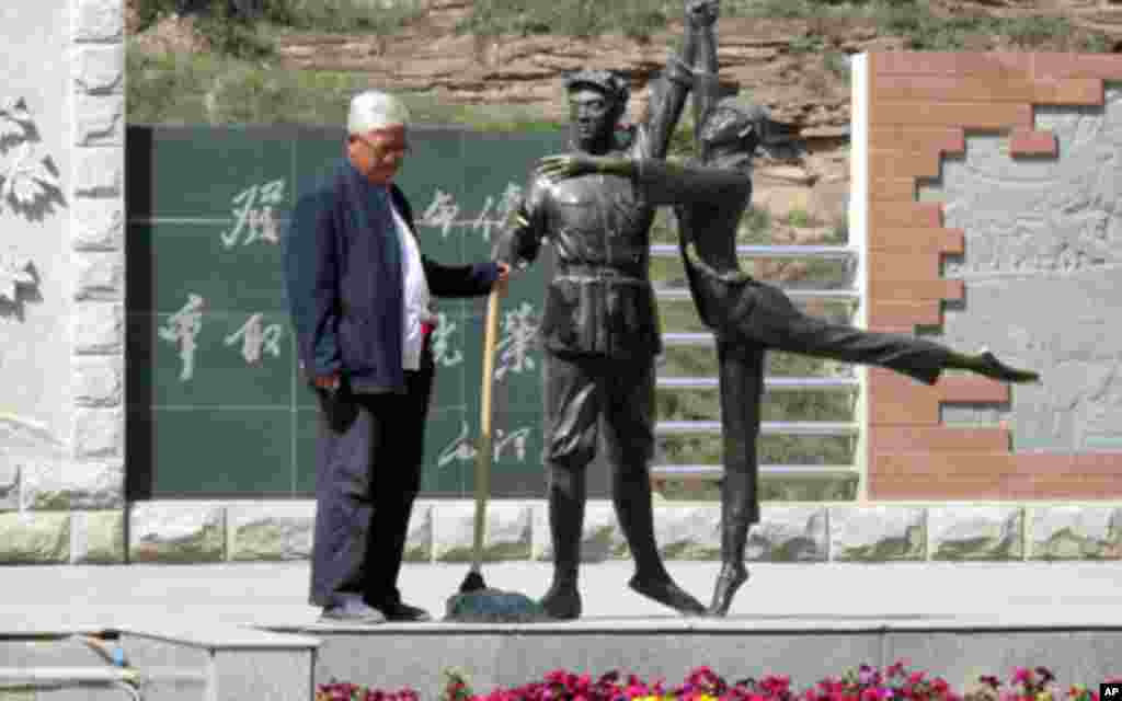 长征广场上的《白毛女》雕塑及游客