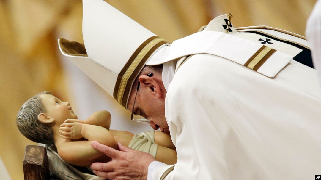 Pope Faransisiko asoma ishusho ya Yezu