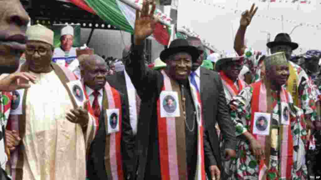 Shugaban jam'iyyar Alhaji Adamu Muazu, Shugaban Najeriya Goodluck Jonathan, da Mataimakin Shugaban Najeriya Namadi Sambo, 11 ga Nuwamba 2014.