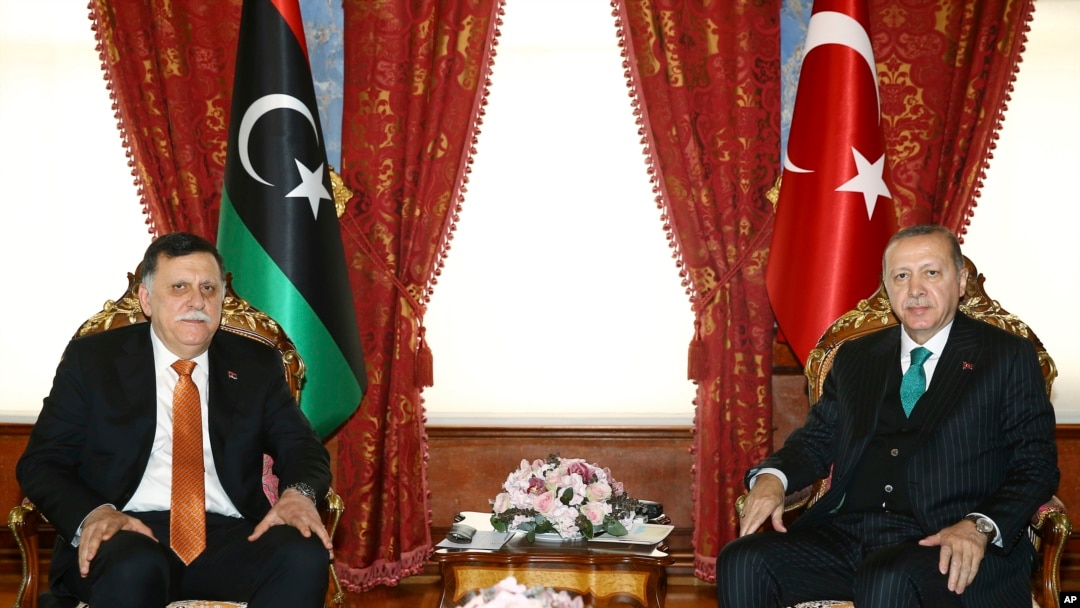 Presiden Turki Recep Tayyip Erdogan (kanan) dan Fayez al-Sarraj, Ketua Dewan Kepresidenan Libya berfoto setelah pertemuan, di Istanbul, 26 Februari 2018. (Foto: AP)