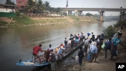 지난 3월 버마 미아와디에서 모에이 강을 건너 태국 마에소트 마을에 도착한 버마 출신 난민과 불법 노동자들. (자료사진)