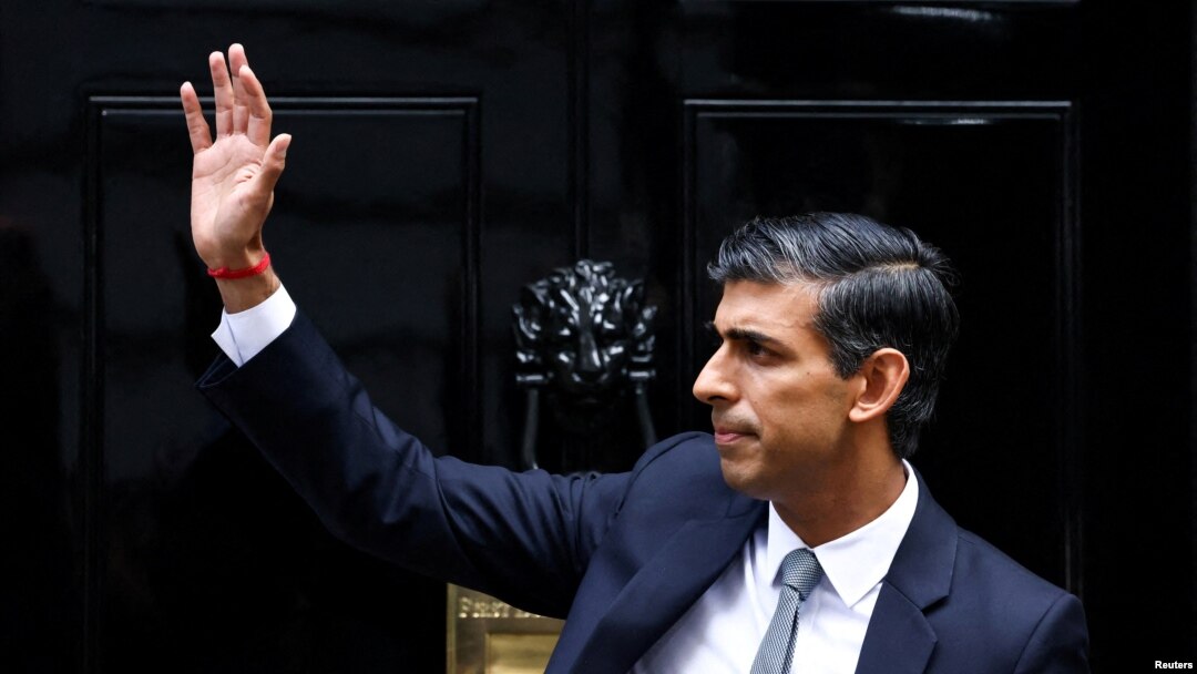 Riši Sunak ispred Dauning strita broj 10, rezidencije premijera