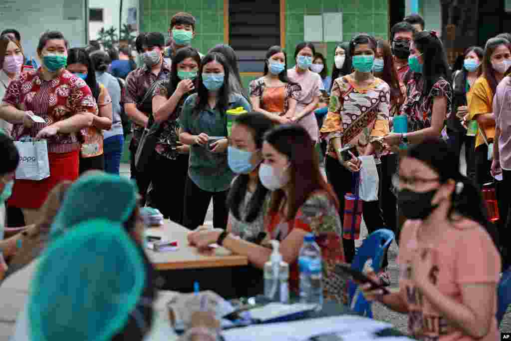 인도네시아 메단의 군병원에 마련된 신종 코로나바이러스 백신 접종 센터에서 백신 주사를 맞기 위해 기다리는 사람들.
