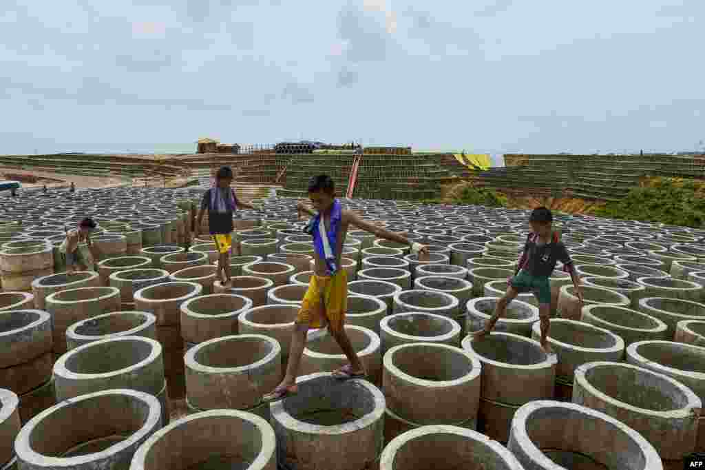 Rohinca uşaqlar Kutupalong qaçqın düşərgəsində oynayır. Uxia, Banqladeş
