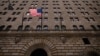 Bendera AS tampak di kantor Federal Reserve Bank di New York (foto: dok). 