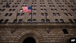 Bendera AS tampak di kantor Federal Reserve Bank di New York (foto: dok). 